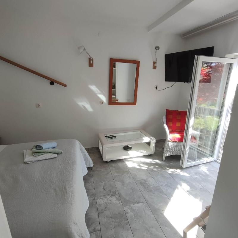One-Bedroom Apartment with Patio, Terrace and Private Entrance image 3