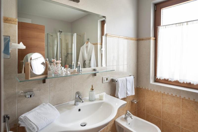 Superior Double Room image 4