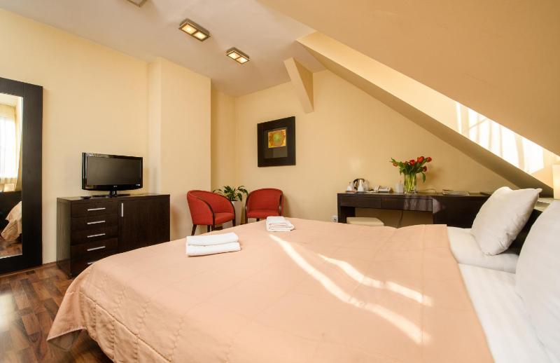 Standard Double/Twin Room image 3