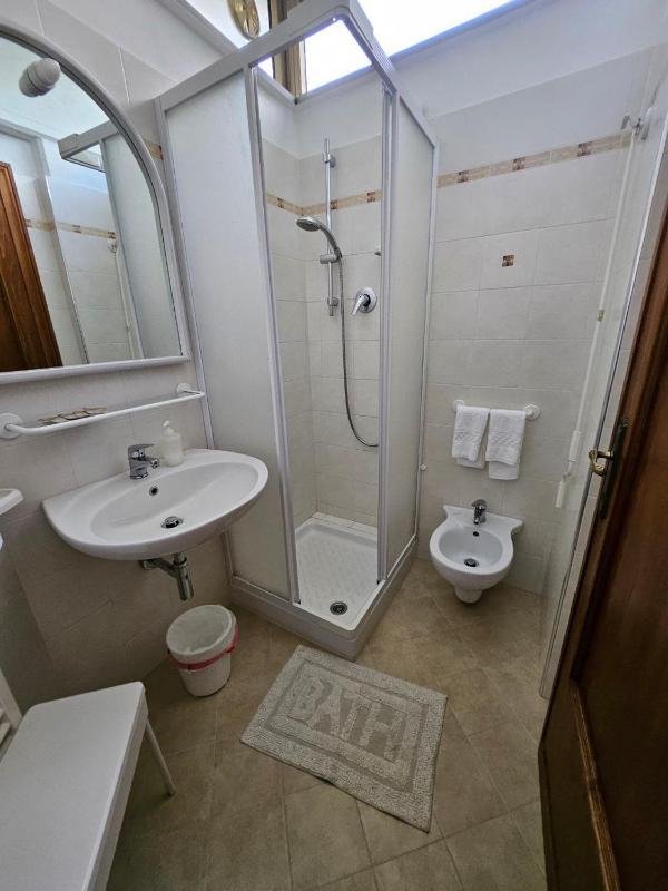 Single Room image 4