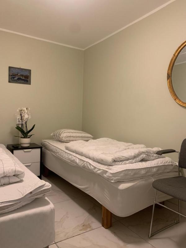 Twin Room with Shared Bathroom image 1
