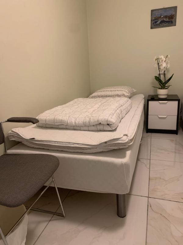 Twin Room with Shared Bathroom image 3