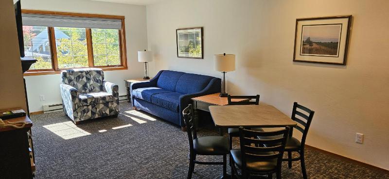 One-Bedroom Suite with Shower image 2