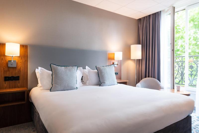 Standard King Room image 3