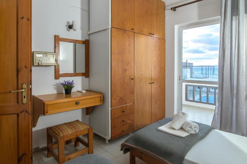 First Floor Twin Room with Sea/Pool View image 3