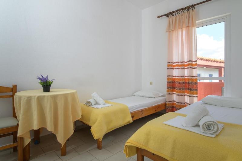 Ground Floor Triple Room with Garden View image 3