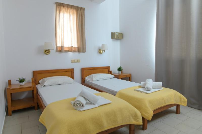 Ground Floor Triple Room with Garden View image 1