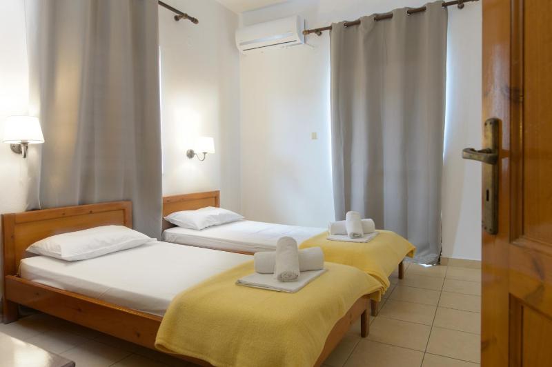 Ground Floor Twin Room with Garden View image 4