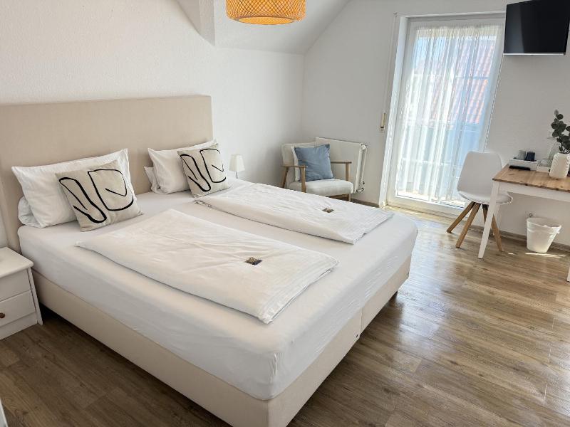 Small Double Room image 3