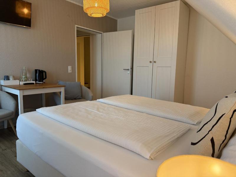 Small Double Room image 4