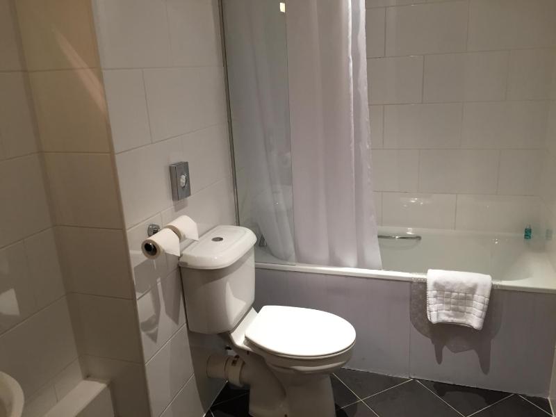 Twin Room image 4