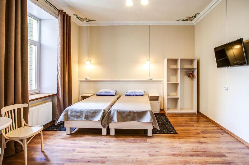 Standard Twin Room image 3