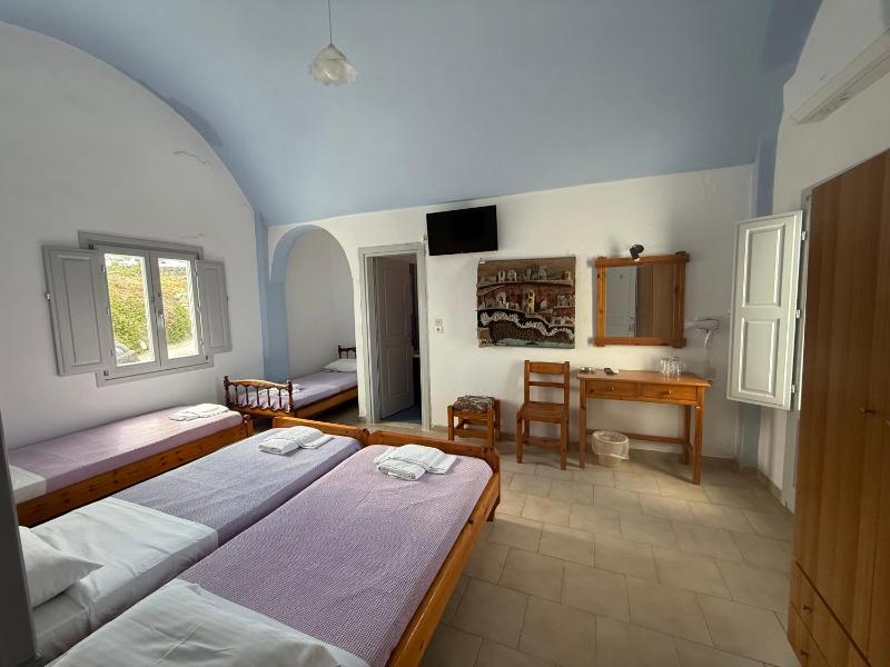 Economy Quadruple Room image 1