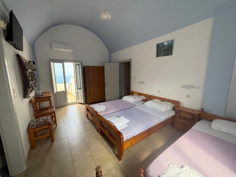 Economy Quadruple Room image 4