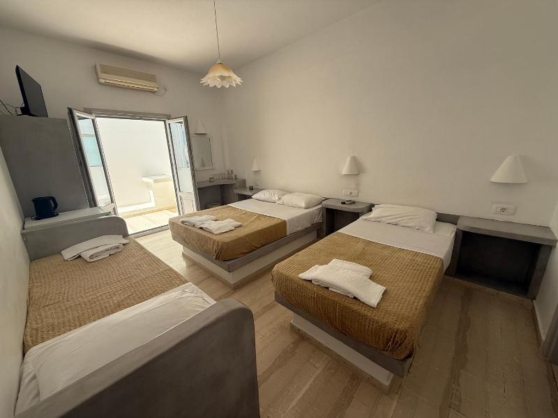 Economy Quadruple Room image 3