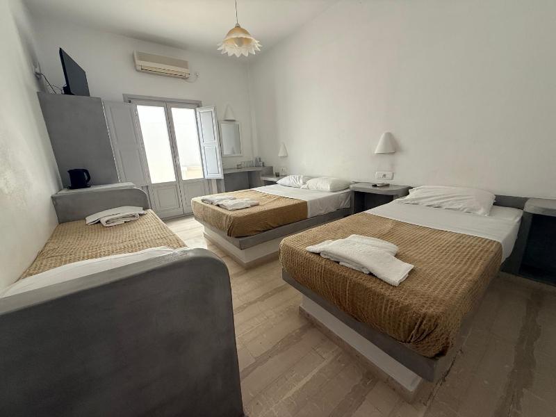 Economy Quadruple Room image 2