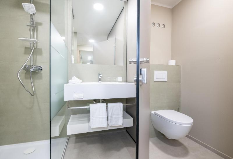 Double Room with Balcony and Lake View image 2