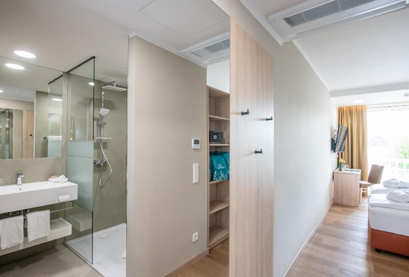 Double Room with Balcony and Lake View image 3