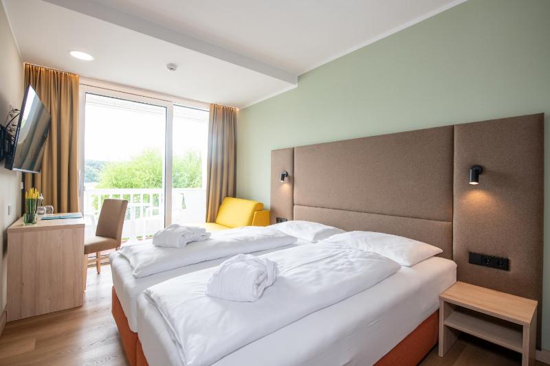 Double Room with Balcony and Lake View image 4