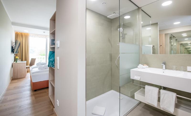 Double Room with Balcony and Lake View image 1