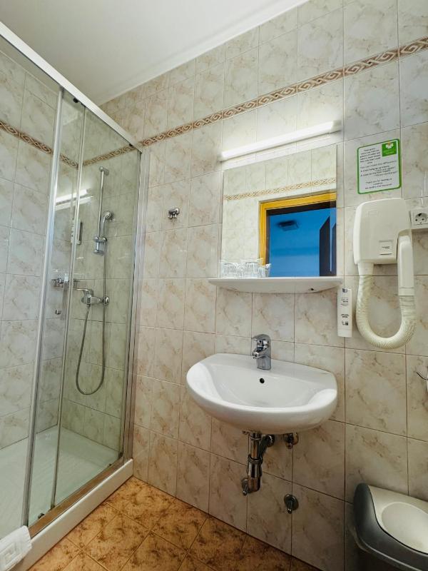 Triple Room with Balcony image 1