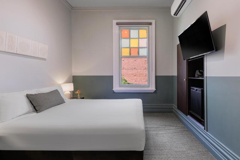 Standard Queen Room image 4