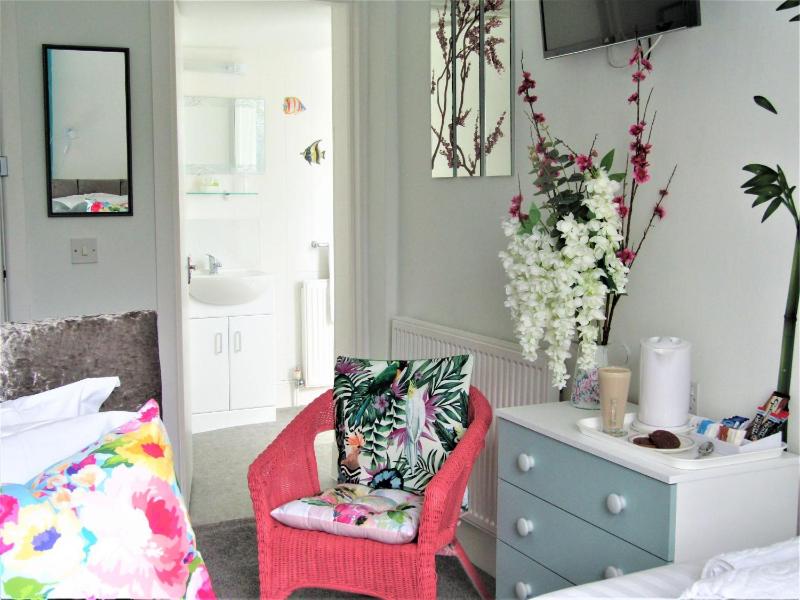 Twin Room with Private Bathroom image 3