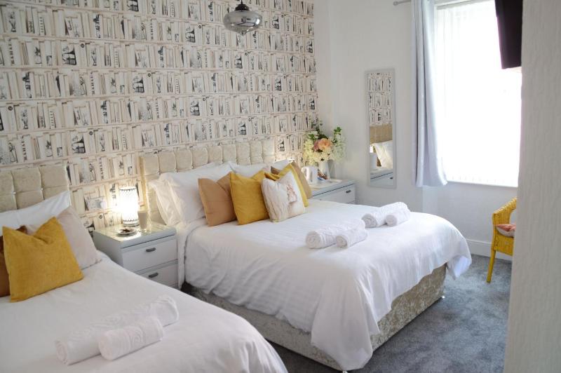 Comfort Triple Room with Shower image 2