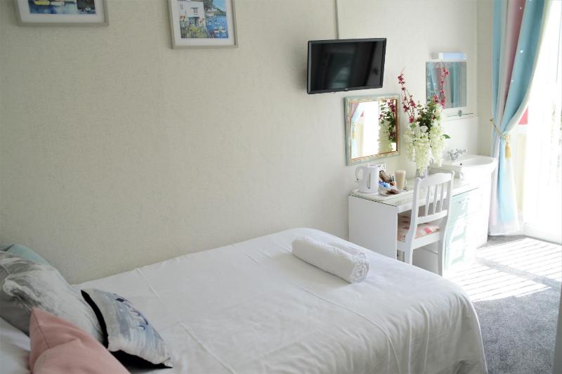Single Room image 3