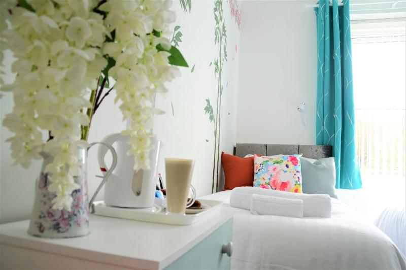 Twin Room with Private Bathroom image 4