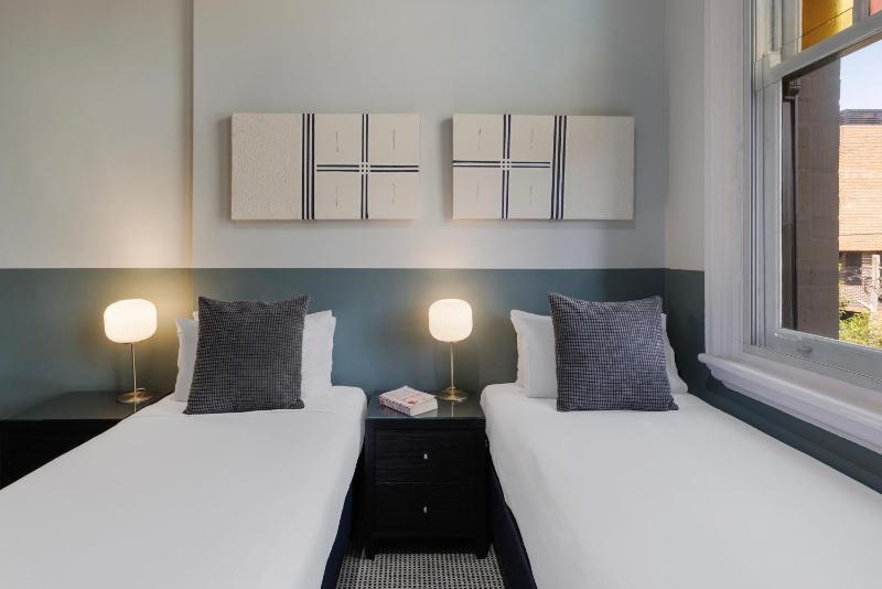 Standard Twin Room image 4