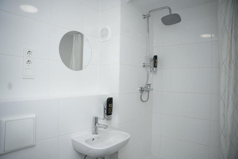 Single Room with Bathroom image 3