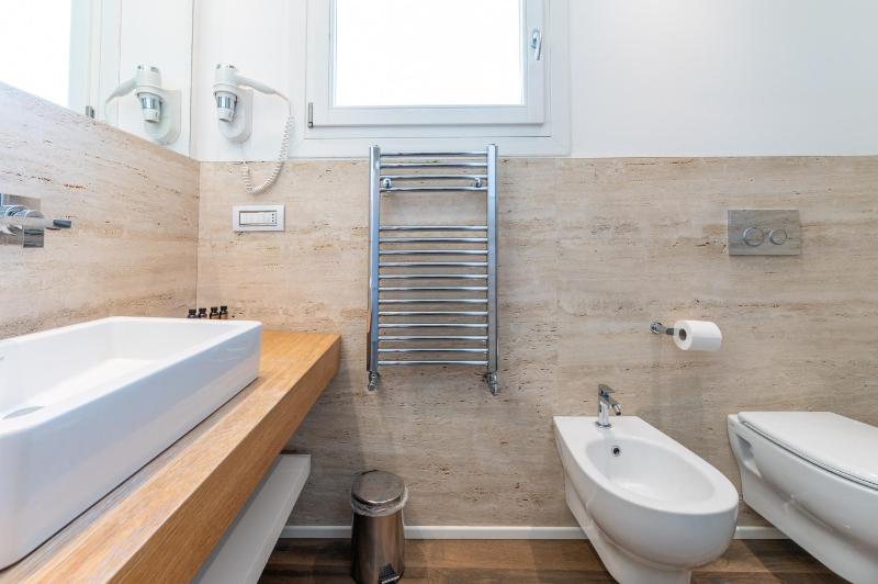Superior One-Bedroom Apartment (2 Adults) - Split Level image 3