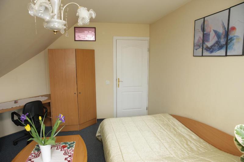Twin Room image 3