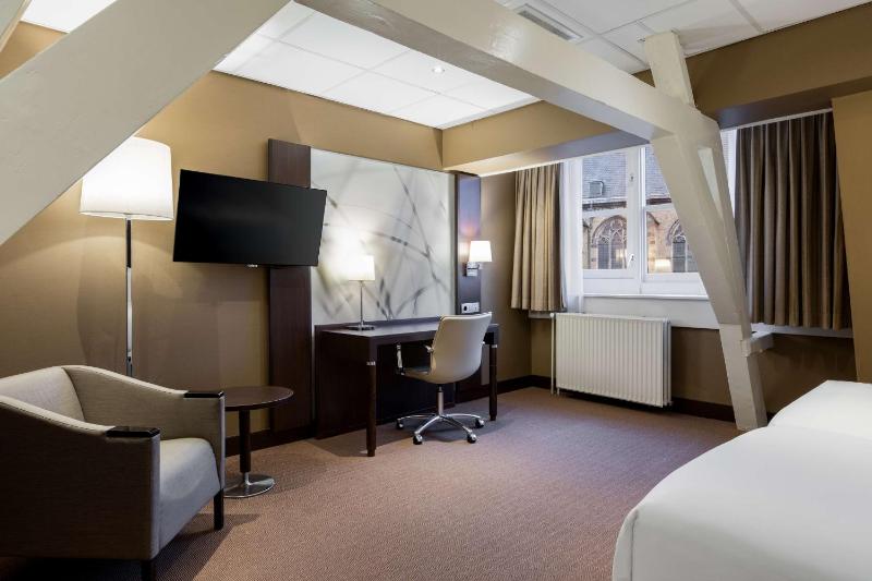 Standard Twin Room with View  image 3