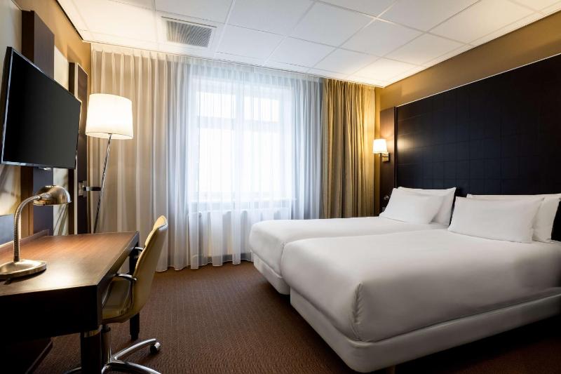 Standard Twin Room image 1
