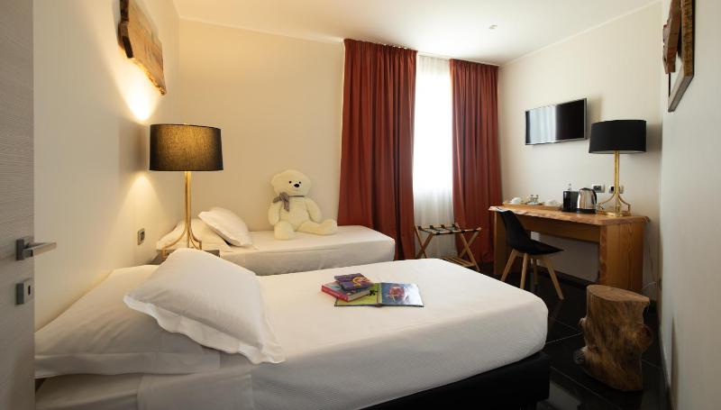 Junior Suite with Pool View image 3