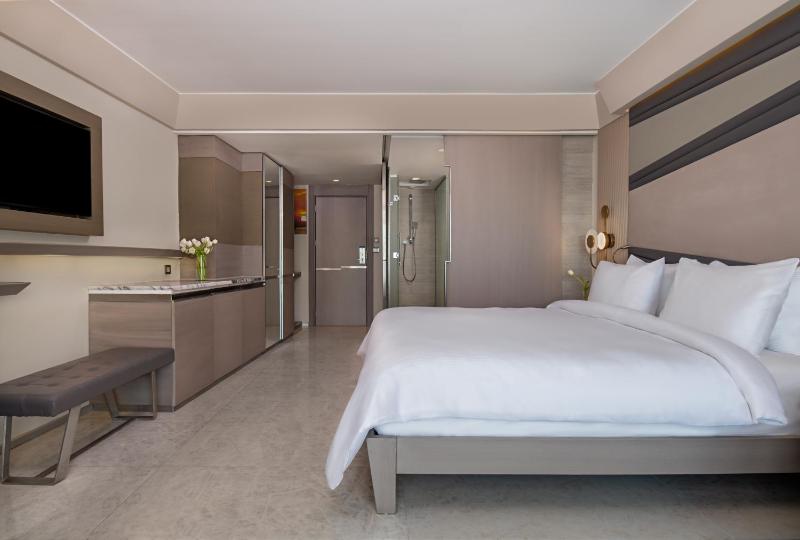 Deluxe Double Room with Sea View image 3