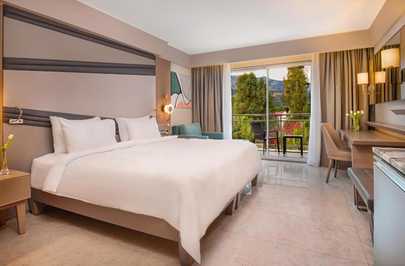 Deluxe Double Room with Garden View image 1