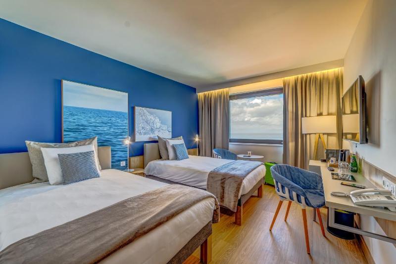 Superior Twin Room with Central Sea View image 2