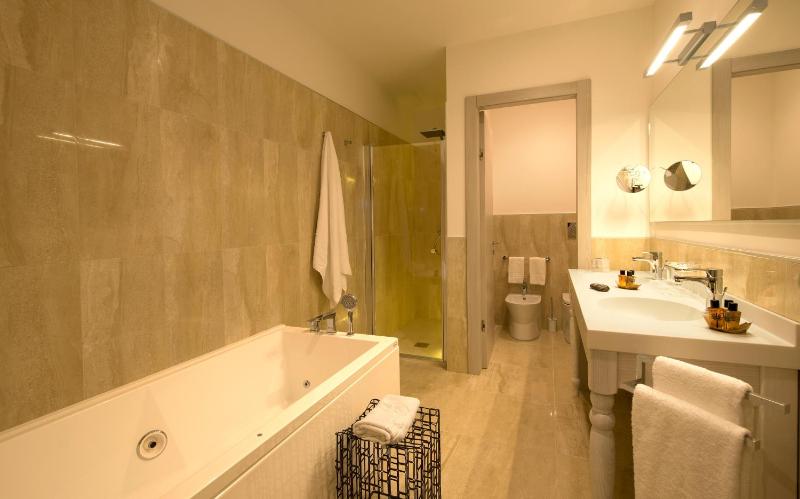 King Suite with Pool View image 4