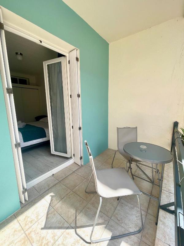 Deluxe Double Room with Balcony image 3