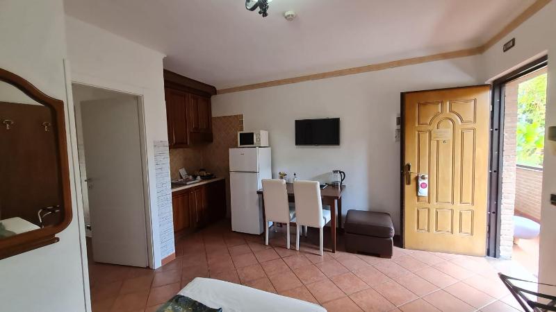 Triple Room with Balcony image 4