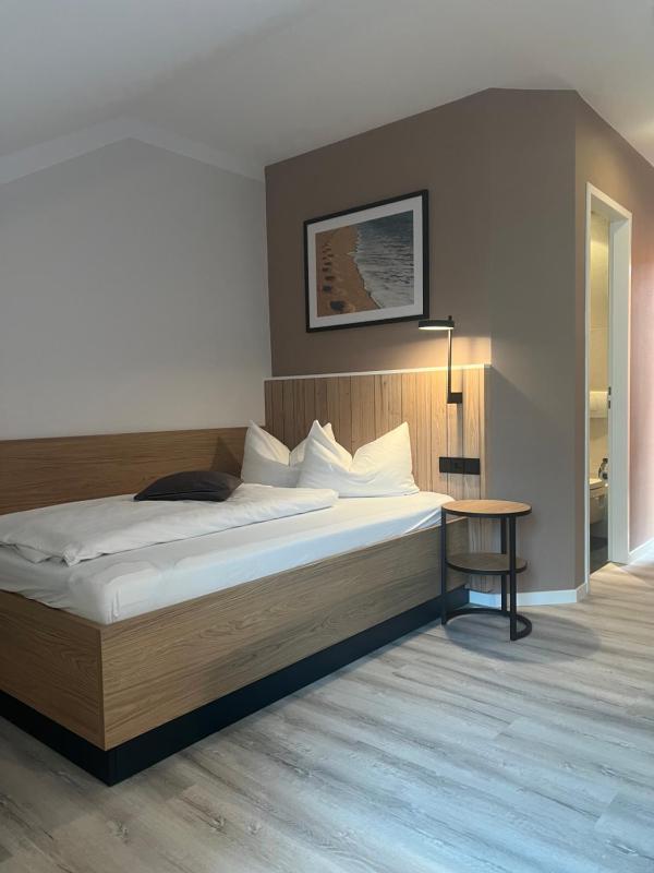 Room with Queen Size Bed image 1