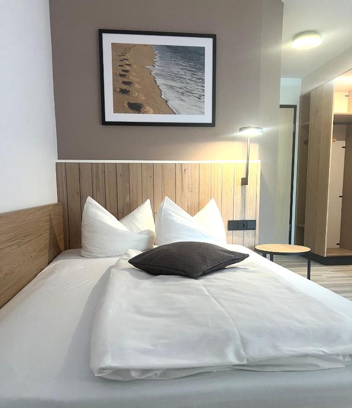 Room with Queen Size Bed image 3