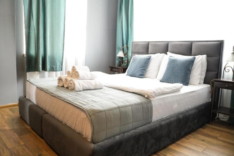 Family Room image 2