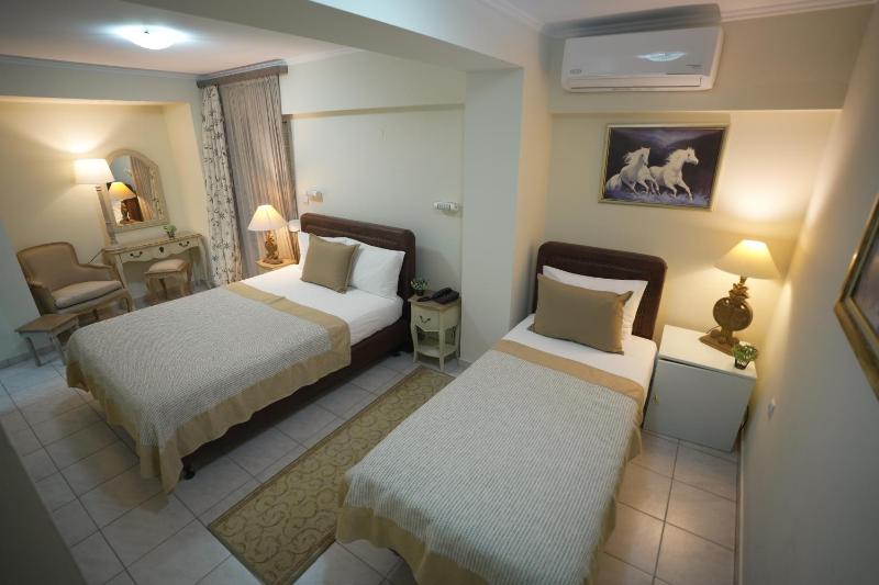 Superior Triple Room image 1