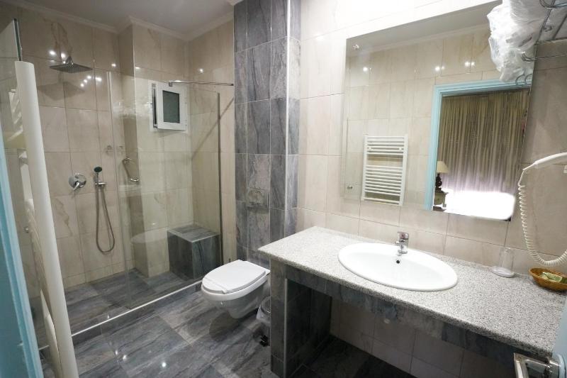 Superior Triple Room image 4