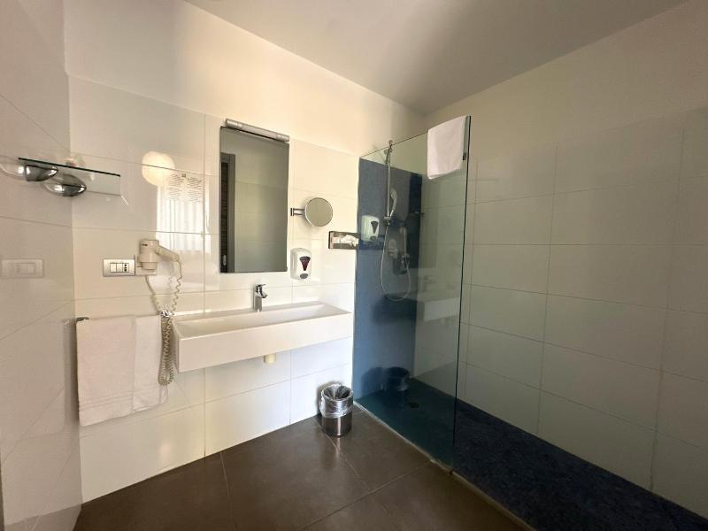 Classic Queen Room with Mountain View image 3