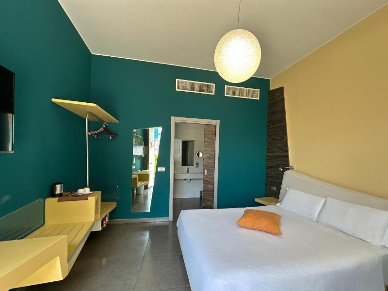 Classic Queen Room with Mountain View image 2
